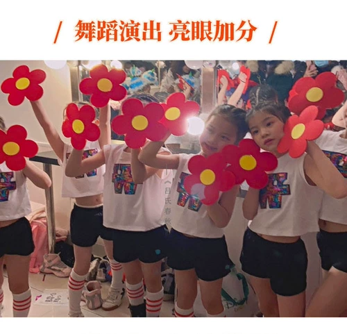 Дети La La Dance Chorus Выступающие руки дают вам немного красного цветочного реквизита