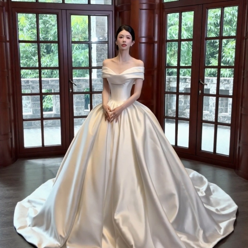 2026 New Style Bridal Off-Shoulder Satin Wedding Dress with Train, Minimalist Plus Size, Slimming, French Hepburn High-End Feel