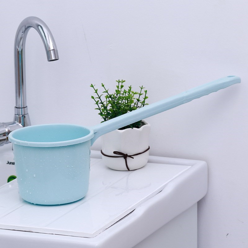 Ladle with handle long handle water ladle ladle ladle scoop water flowers shake water spoon household plastic large shampoo spoon