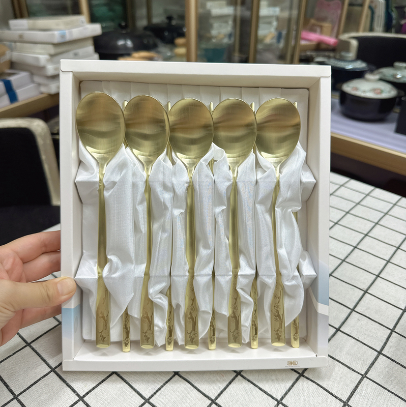 Korean 5-Piece Spoon and Chopstick Set, Korean-Style Tableware, Gold Color, Lucky Clover Spoon and Chopstick Set, Imported 18-10 Stainless Steel