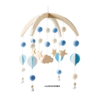 Синяя игрушка на кроватку