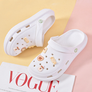 Giày có lỗ cho nữ mặc mùa hè 2023 mới dễ thương chống trượt giẫm lên phân tạo cảm giác mềm mại dép đi trong phòng mổ y tá Xăng đan tất cả các trận đấu dép quai hậu nam hàng hiệu