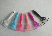 Manufacturer direct selling plastic small hook to hook out any comb residue color customizable