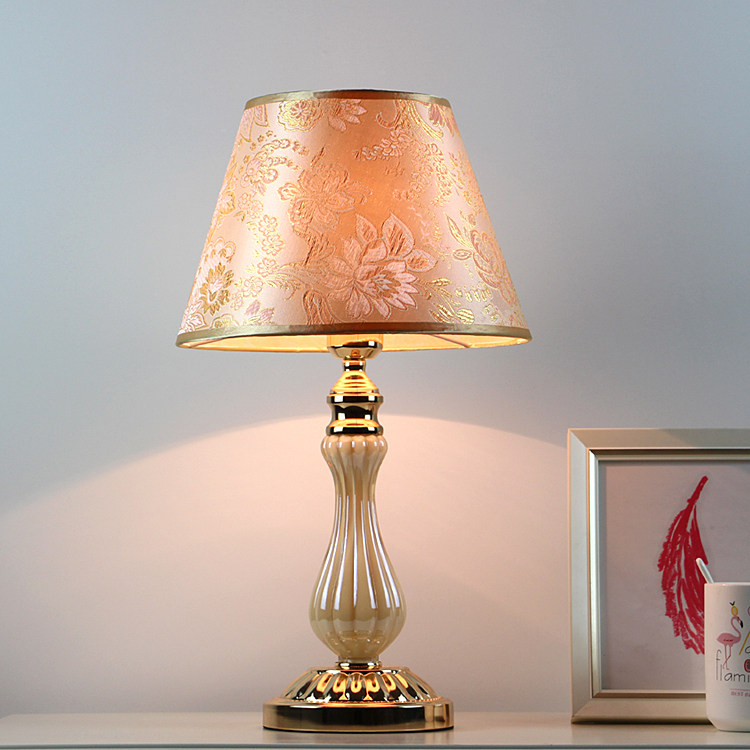 European table lamp Bedroom bed head Modern simple living room lamp Fashion creative warm remote control dimming Wedding room bed head light