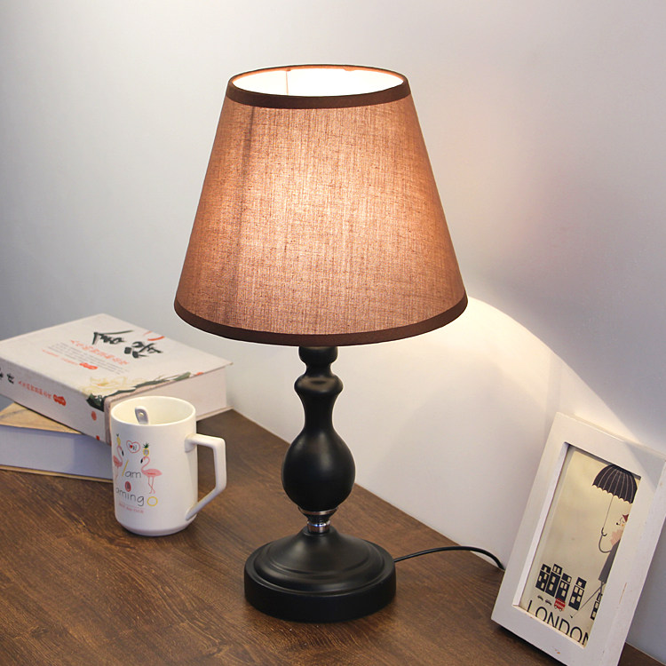 European table lamp Bedroom bed lamp Warm romantic decoration Wedding room creative Breastfeeding remote control dimming LED small table lamp