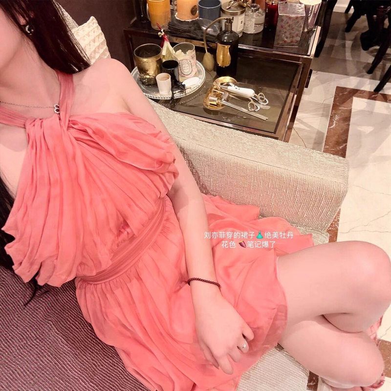The Same Pink Dress Worn by the Car Model Minmin Features a Halter Neck, High Waist, and A-Line Silhouette, so Beautiful It's Almost Dizzying, with a Sexy Style in a Custom Dyed Peony Flower Color