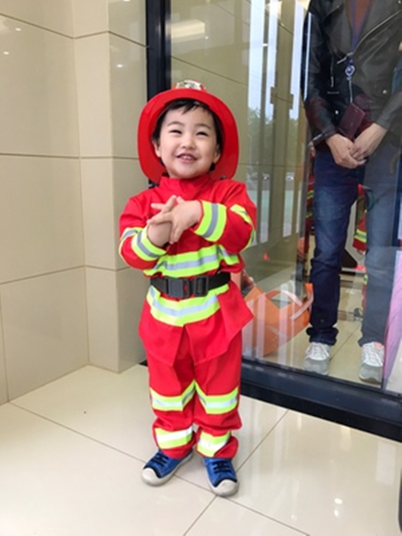 Halloween đóng vai lính cứu hỏa nhỏ trang phục lính cứu hỏa trang phục trẻ em kinh nghiệm chuyên nghiệp trình diễn lửa trang phục biểu diễn động vật cho bé