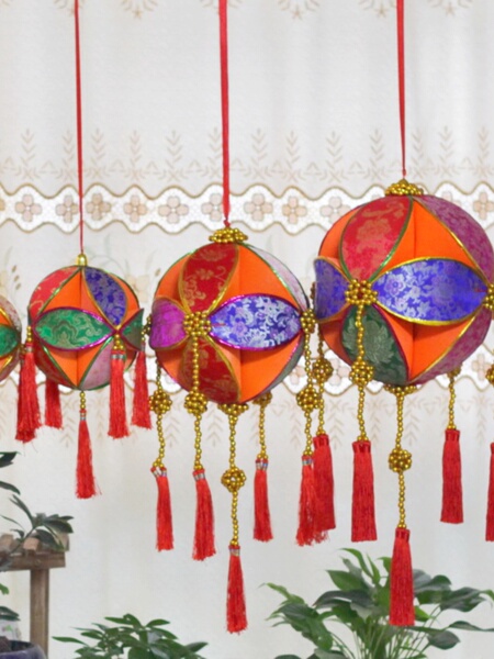 Hydrangea, a Guangxi Zhuang Ethnic Specialty, Is a High-Quality Embroidered Handicraft for the Dance of March 3Rd