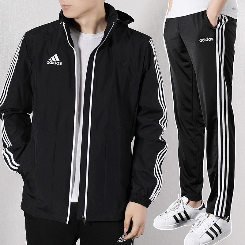 В костюме adidas