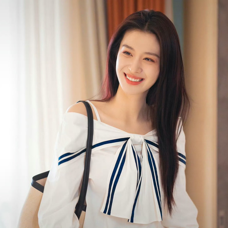 Love Has Its Fireworks: Qian Fei and Wang Churan's Same Style White Shirt, Spaghetti Strap Off-Shoulder Top, Navy Style with Bow for Women