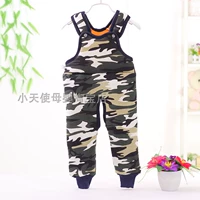 Зеленые подтяжки, камуфляжные штаны