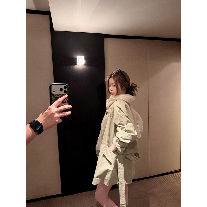 Ffshu Round Face Qi Qi Early Autumn Loose Mid-Length Trench Coat for Women with Belt, Waist-Cinching, Casual and Stylish Workwear Jacket Ffshu Round Face Qi Qi Early Autumn Loose Mid-Length Trench Coat for Women with Belt, Waist-Cinching, Casual and Stylish Workwear Jacket