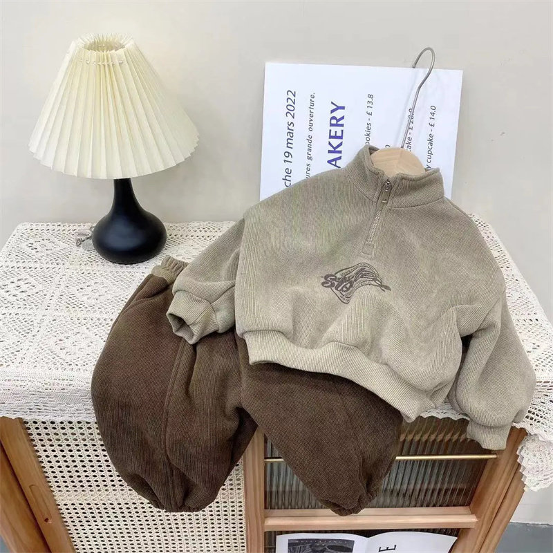 Зимняя мода для мальчиков, западный стиль, тепло и бархатное утепление, новинка зимы 2025 года, детский костюм-двойка с воротником-стойкой, модный тренд