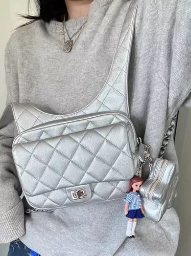 Серебряный рюкзак, сумка на одно плечо, модная вместительная и большая универсальная сумка через плечо, в стиле Шанель, городской стиль, изысканный стиль