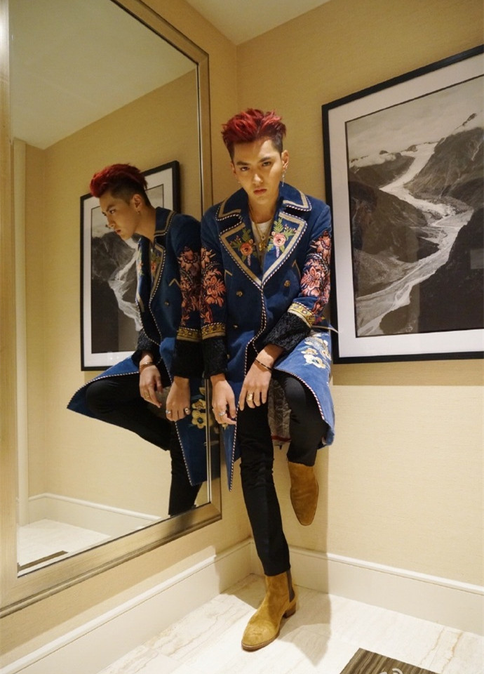 Wu Yifan năm mới của ngôi sao hòa nhạc với người đàn ông cùng áo gió thêu Hàn Quốc trong trang phục cá tính áo dài áo gió đi phượt