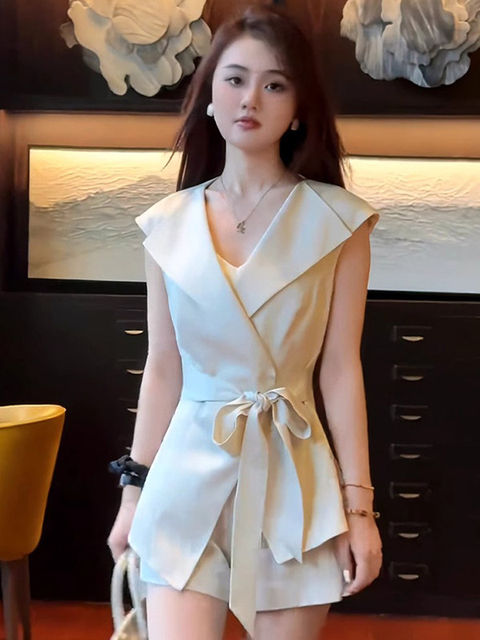 Two-Piece Set with Lining, French-Style High-End Top and High-Waisted Shorts, 2026 Spring Waist-Cinching Suit for Women D1814