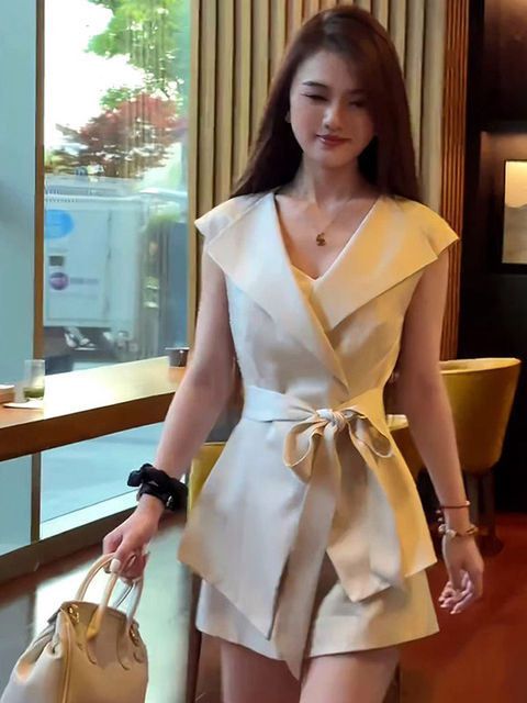 Two-Piece Set with Lining, French-Style High-End Top and High-Waisted Shorts, 2026 Spring Waist-Cinching Suit for Women D1814