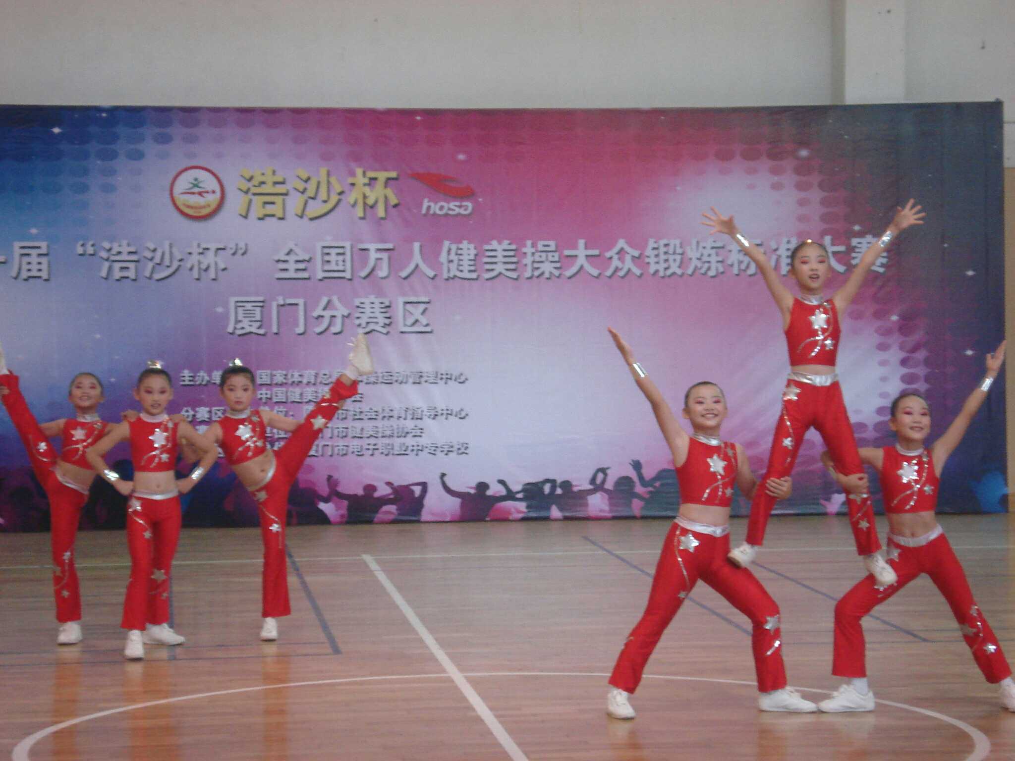 Custom Bodysuit Cheerleading and Gymnastics Suit for primary and middle school students to wear a young child gymnastics suit