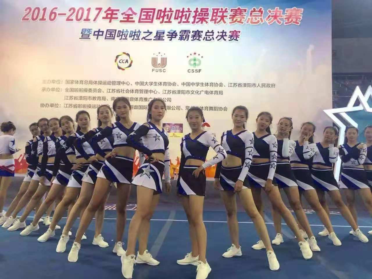 Book to be a primary and middle school student bodybuilding playground, a playground for young children to perform