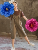 Танцевальные реквизиты в руке с цветочным пиони -реквизитом для выступления на Национальном дне