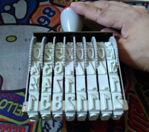 Extra large 18MM word height 8 digits belt seal carton number stamp manual coding machine 