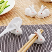 Nhật Bản dễ thương thỏ đũa đũa chủ sáng tạo bộ đồ ăn gia đình đũa gốm giữ đũa đũa