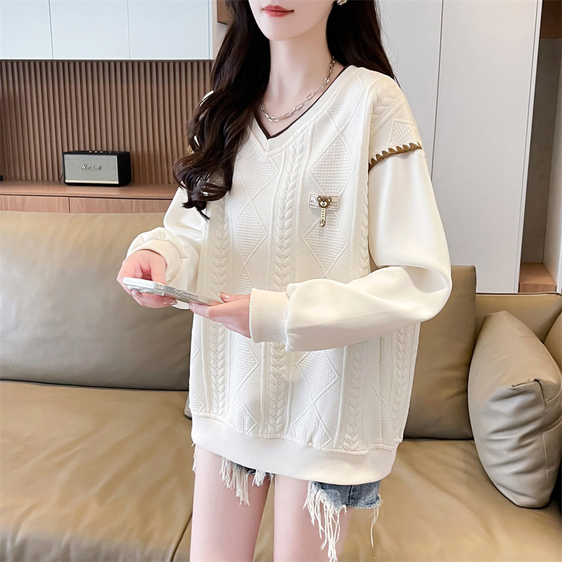Maternity Belly-Covering Thin V-Neck Sweatshirt for Women, Spring and Autumn Wear, Loose Fit, High-End Feel, Cartoon Design, Age-Reducing, Casual and Versatile Top