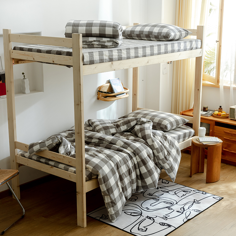 In the dorm bedroom three pieces of 100 students' bedroom single cotton sheet four pieces