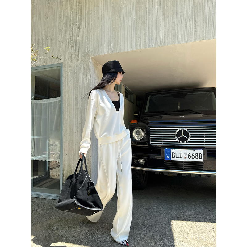 Alin【Cloud Moon】Ribbed V-Neck Top with Straight-Leg Wide-Leg Casual Pants White Casual Suit