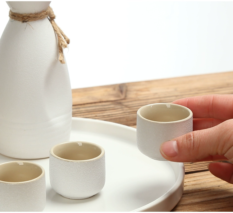 Rượu vang tách rượu theo phong cách Nhật Bản đặt một nửa ly nhỏ nhỏ rượu sake màu vàng rượu vang trắng ly rượu vang đen kệ rượu vang để bàn