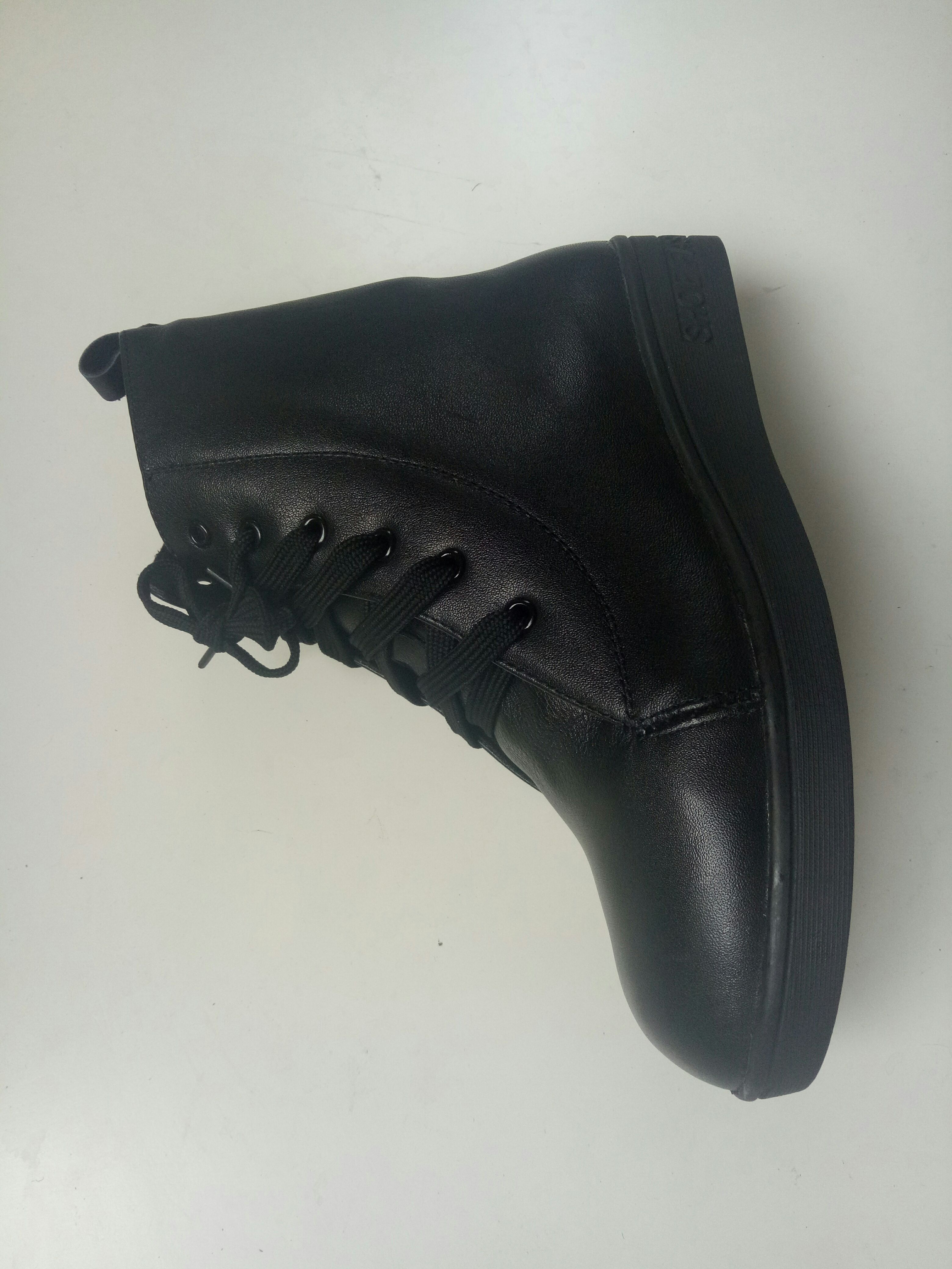 Yangzhou Foot House customizes leather shoes, casual shoes and special foot shoes according to the customer's foot shape and requirements. The color of the shoes can be changed