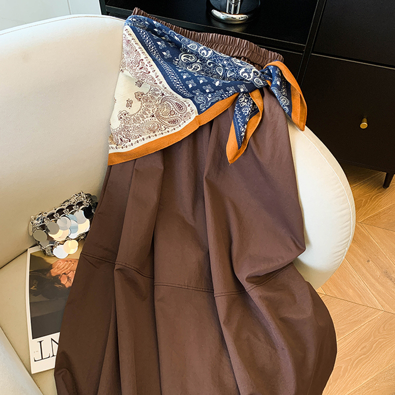 Meilade Wears a Retro A-Line Skirt with a Silk Scarf, a Fashionable and Elegant Mid-Length Skirt with an Elastic Waist That Makes Her Look Slimmer in Autumn