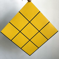 Желтый 10 -сантиметный клетчатая клетчатая трехмерная