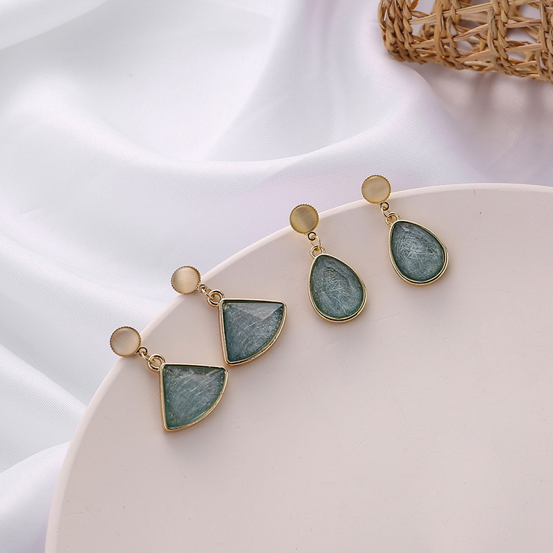 Retro high-end fan-shaped crystal earrings 2020 new trendy and thin temperament Internet celebrity earrings without pierced ear clips for women