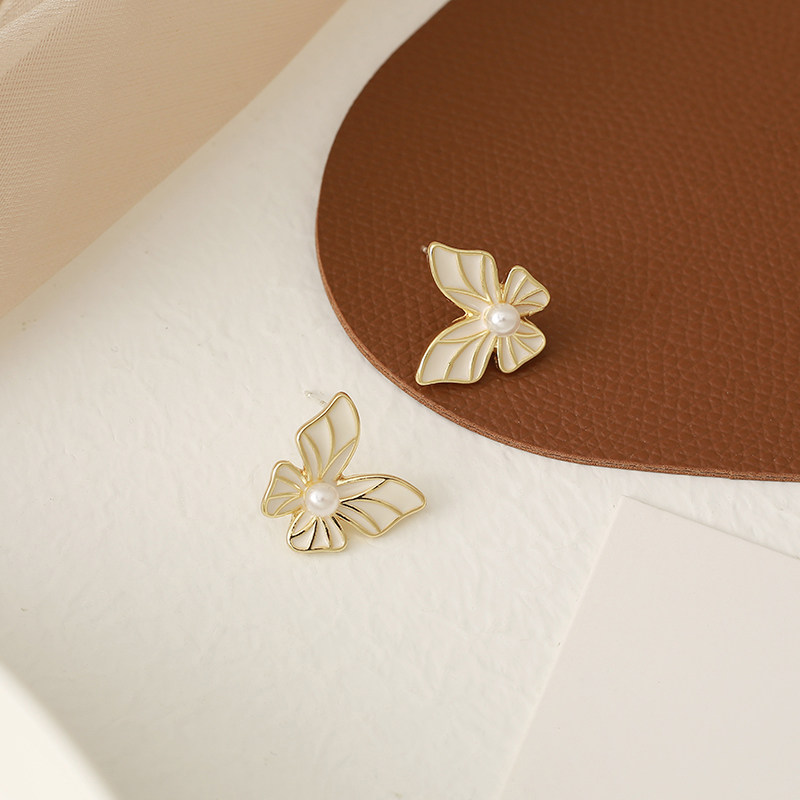 Gentle white super-fairy butterfly earrings French elegant liquor red ear decoration mosquito incense plate ear hole ear clamp