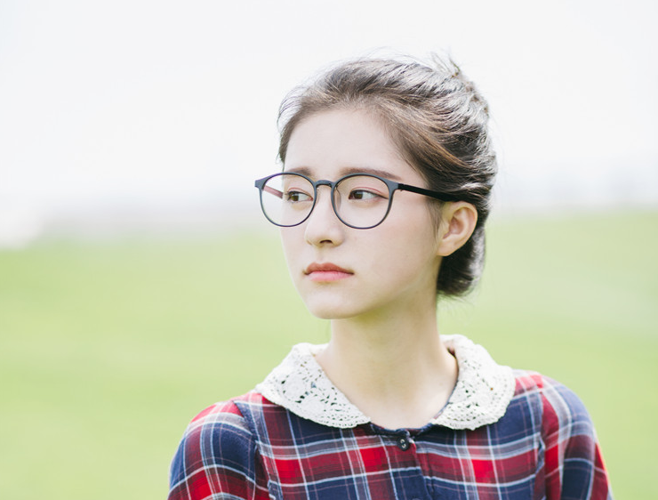 爱打扮(www.idaban.cn)，圆框眼镜搭配技巧，变身知性文艺少女8