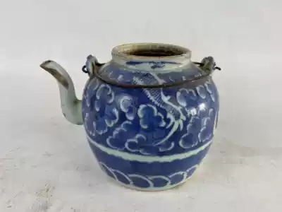A handful of dragon-pattern porcelain teapot in the Qing Dynasty