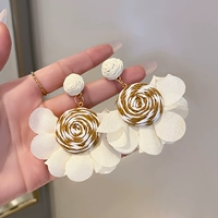 Белые серьги, в цветочек