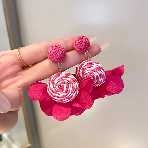 Плетеные небольшие дизайнерские серьги, в цветочек