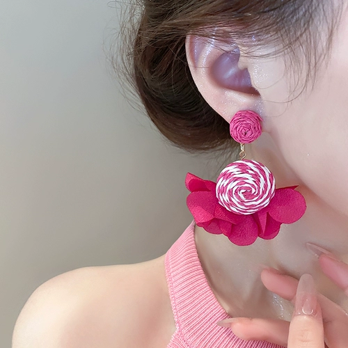 Плетеные небольшие дизайнерские серьги, в цветочек