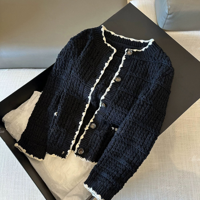 Fan Fan's Slow-Paced Handmade Crochet Color-Blocked Top with Hollow-Out Knit Cardigan Fan Fan's Slow-Paced Handmade Crochet Color-Blocked Top with Hollow-Out Knit Cardigan