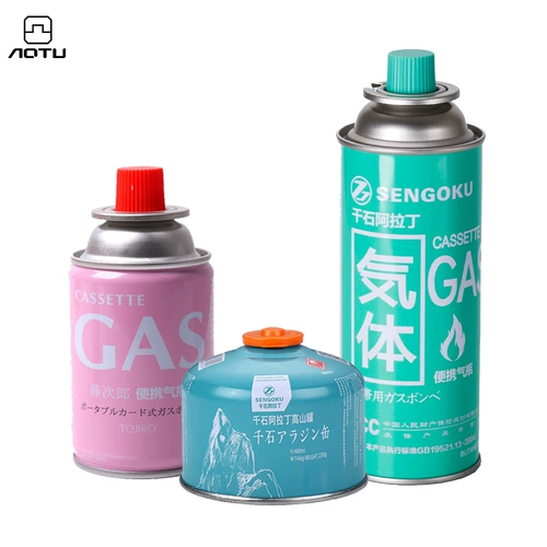 На открытом воздушном бензобаке с газовой картой на открытом воздухе.