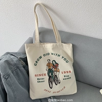 Ретро обычные велосипеды на плече