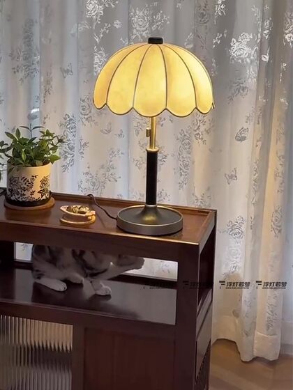 Retro Designer Bedroom Table Lamp, French and American Style Fabric Printed Study Room Master Bedroom Bedside Lamp, High-End Atmosphere Lamp