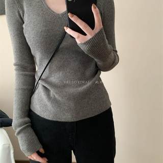 In addition, the pullover v-neck pit strip knitted sweater