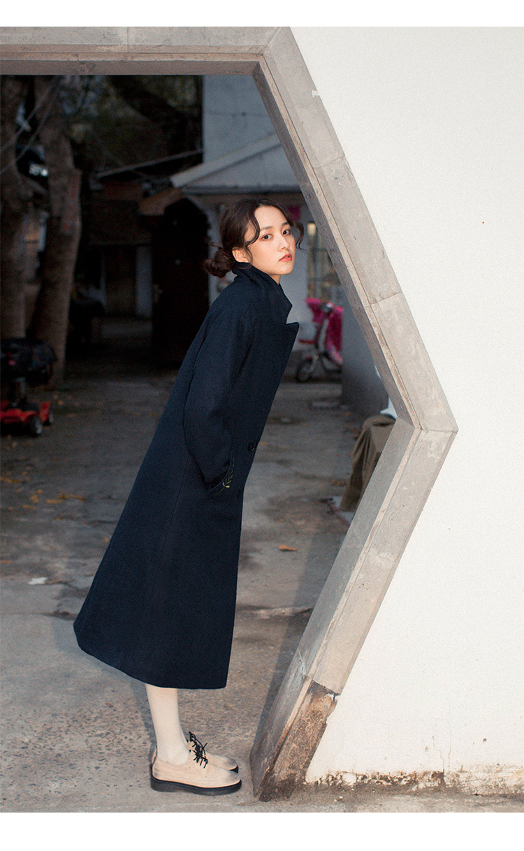 Ông Yi Jianyou "Ngày xám" Retro Coat Hải quân xanh thêu áo khoác dài len sang trọng dày bốn nút áo phao lông vũ