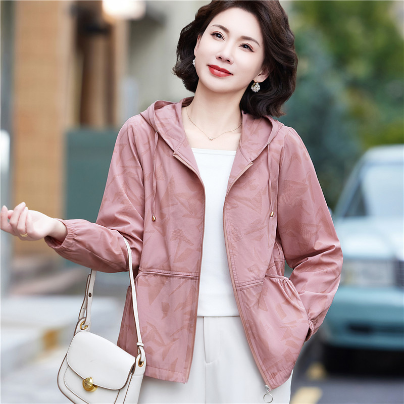 Mom's Spring Thin Coat, Stylish Hooded Cardigan, Sun-Protective Trench Coat for Middle-Aged and Elderly Women, Fashionable and Elegant New Top