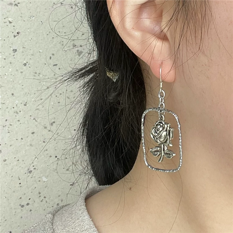 Серебряные серьги в виде розы с оригинальной декоративной коробкой, темные, сладкие и прохладные, с солёным ветром, без пирсинга