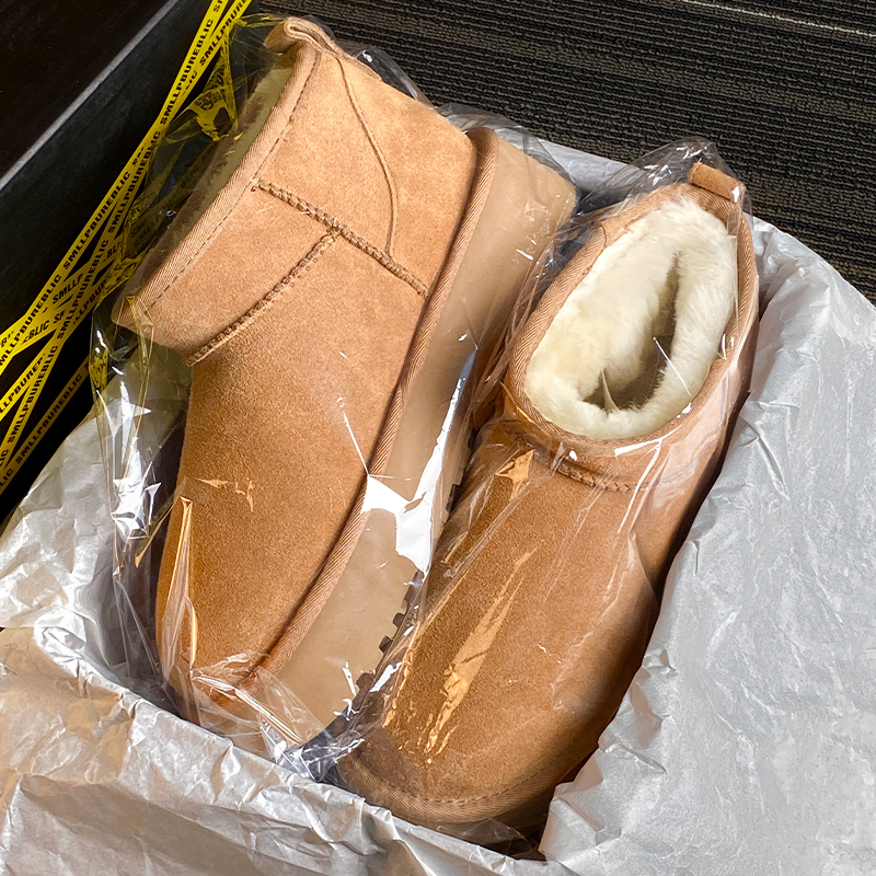 Zhou Dongyu's Same Style Snow Boots for Men and Women, 2025 New Winter Model, Made of Integrated Sheepskin and Wool, Warm Cotton Shoes for Northeast Zhou Dongyu's Same Style Snow Boots for Men and Women, 2025 New Winter Model, Made of Integrated Sheepskin and Wool, Warm Cotton Shoes for Northeast