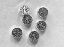 The rosary bracelet uses the holy# Ben# Dick in the middle straight hole of the sacred brand ancient silver